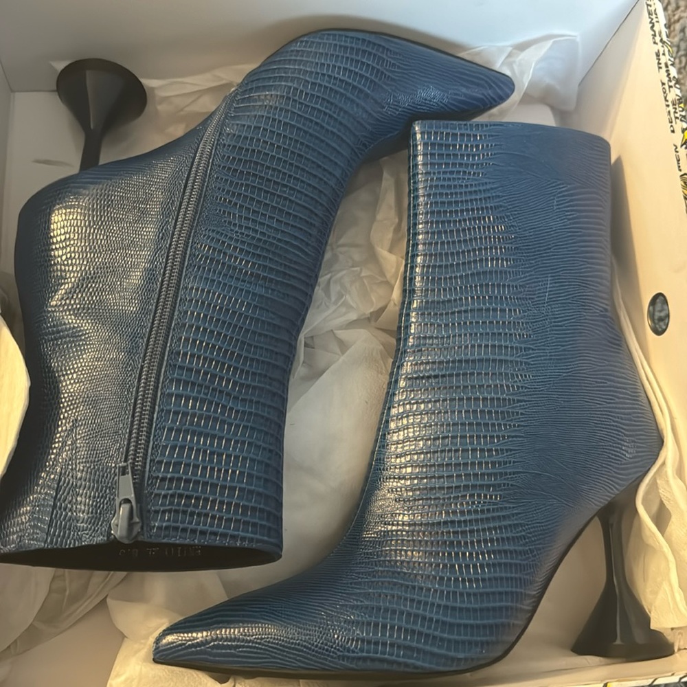 Blue booties with heel size 6.5 Jeffrey Cambell